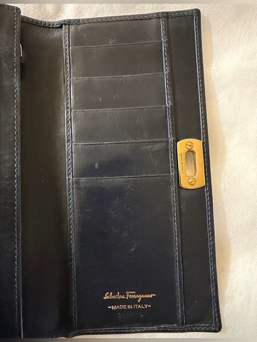 ✨ Authentic Salvatore Ferragamo Black Leather Wallet with unbranded Gold Chain ✨ - Picture 4 of 10